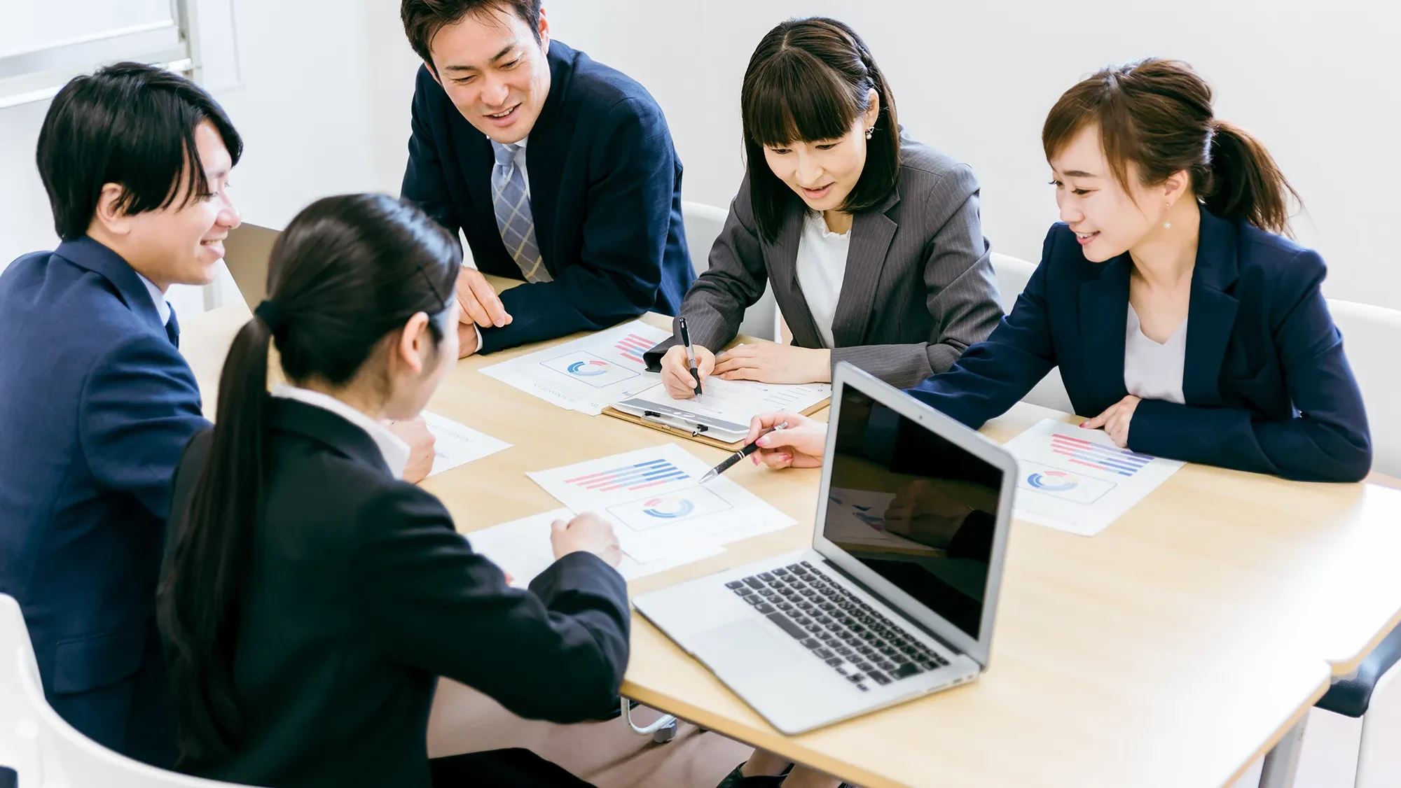 会議で打ち合わせを行うビジネスパーソン
