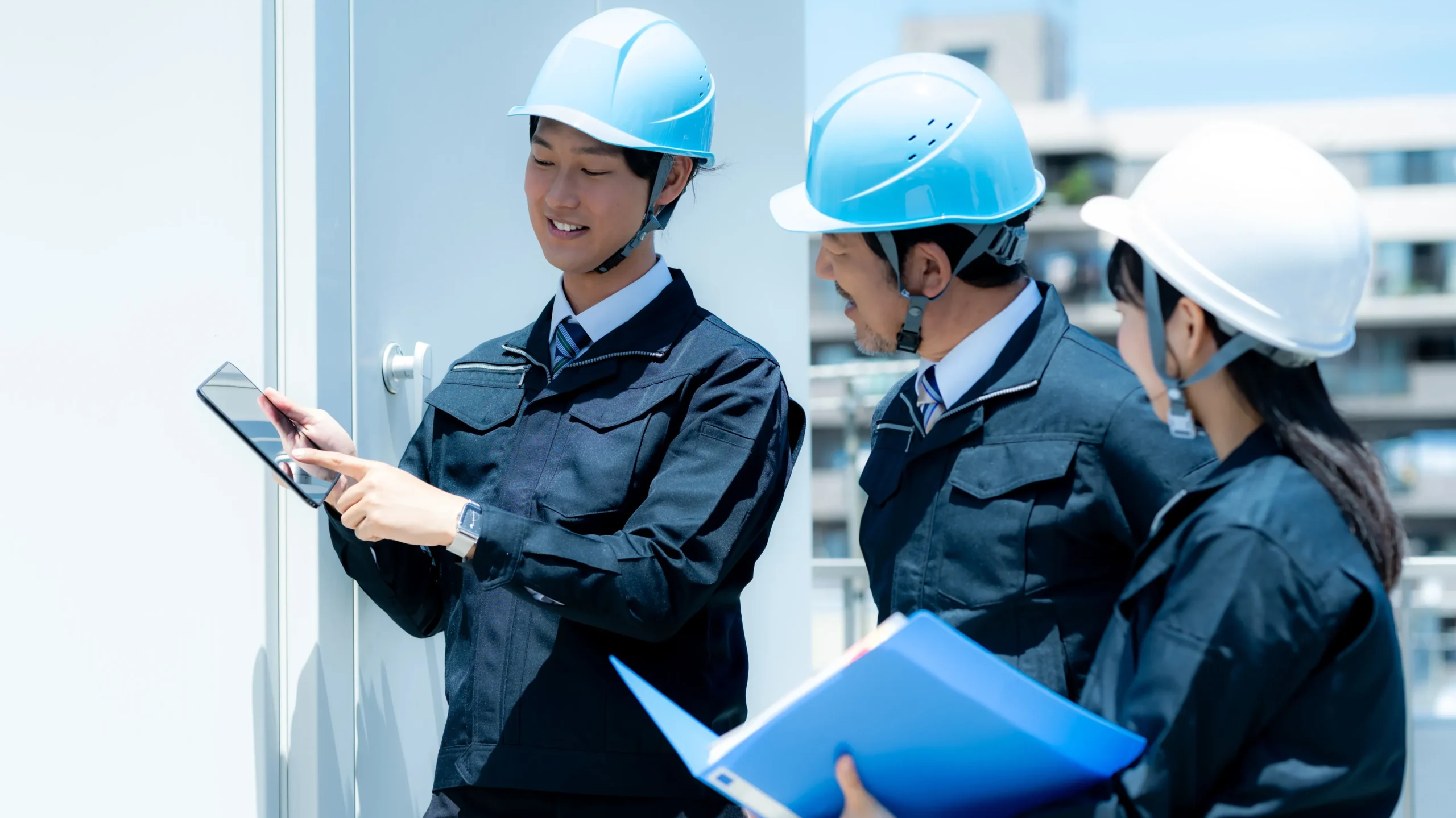 施工現場で作業内容を確認するスタッフ
