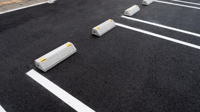 駐車場のラインと車止め