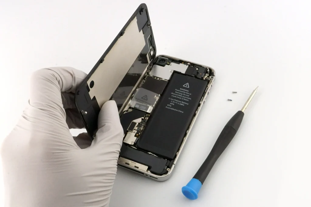 スマートフォンの基板修理作業