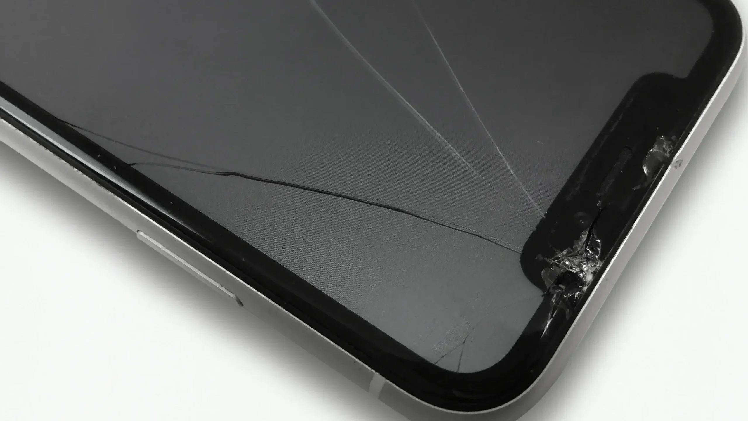 画面が破損したスマートフォン