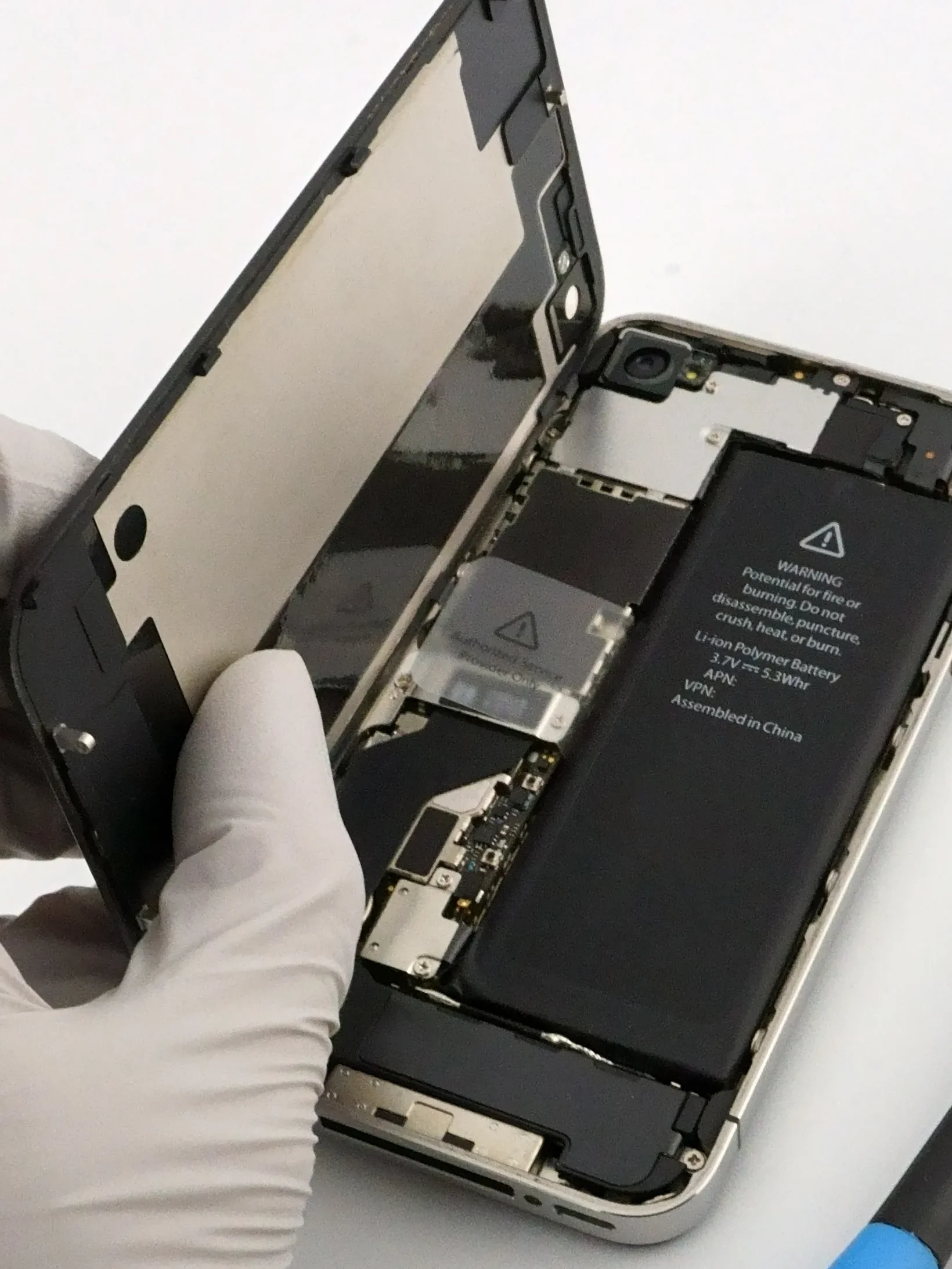 スマートフォンの修理作業