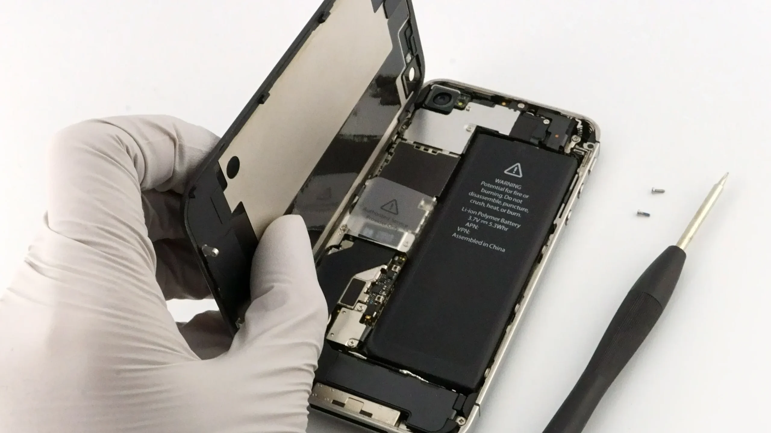 スマートフォンの修理作業