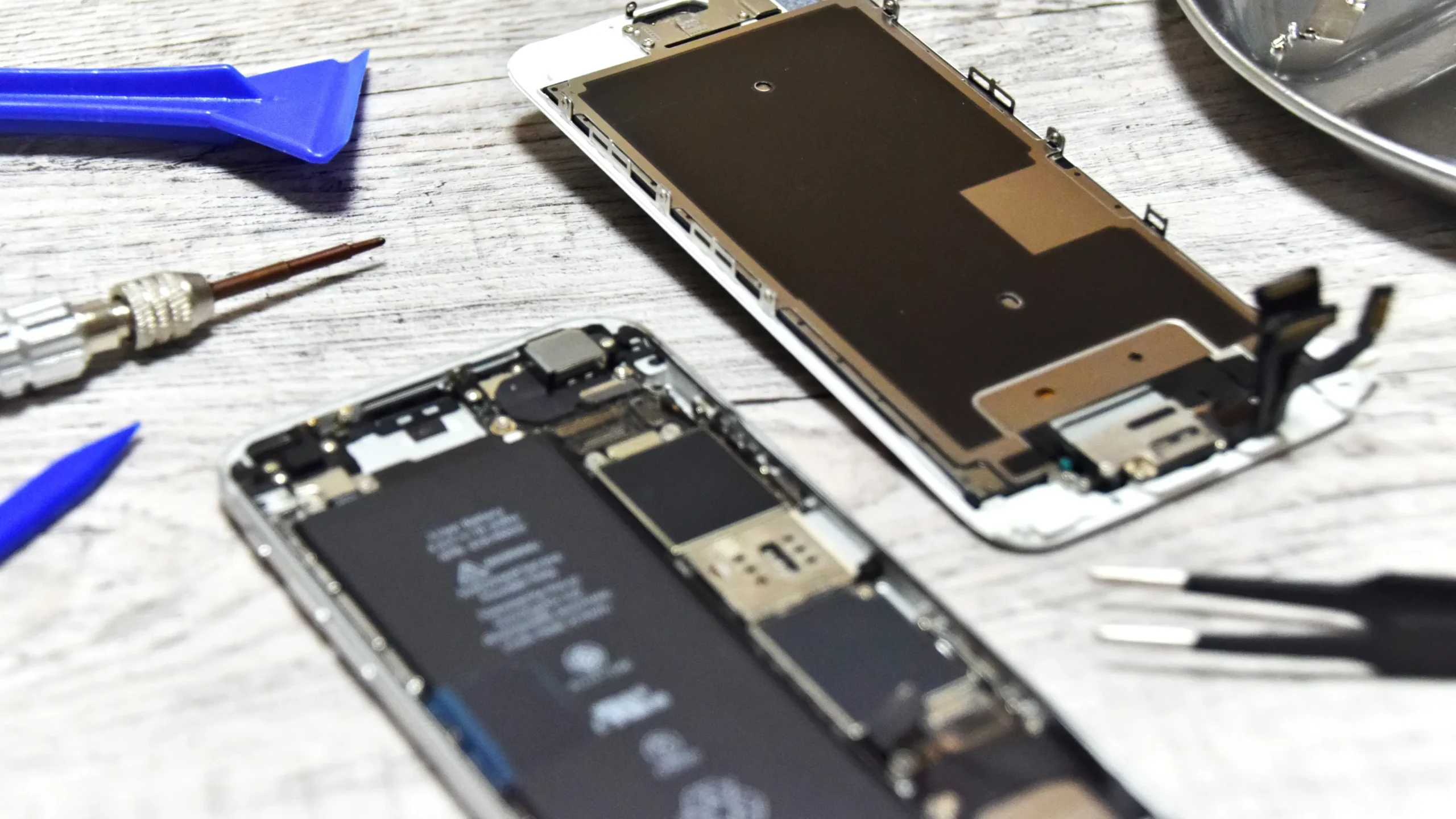 スマートフォンの修理作業を行う様子