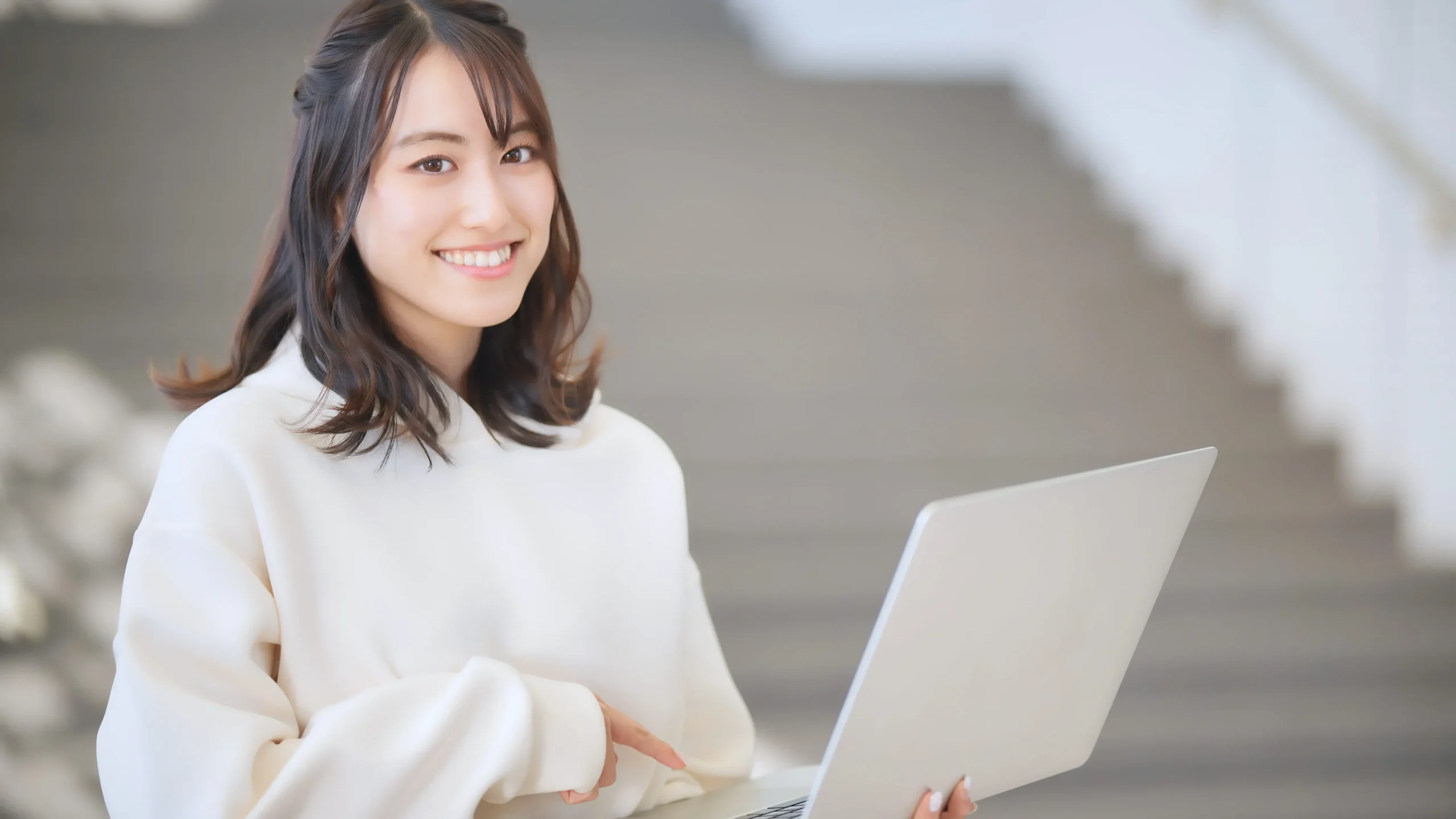 パソコンでAIを学ぶ女性