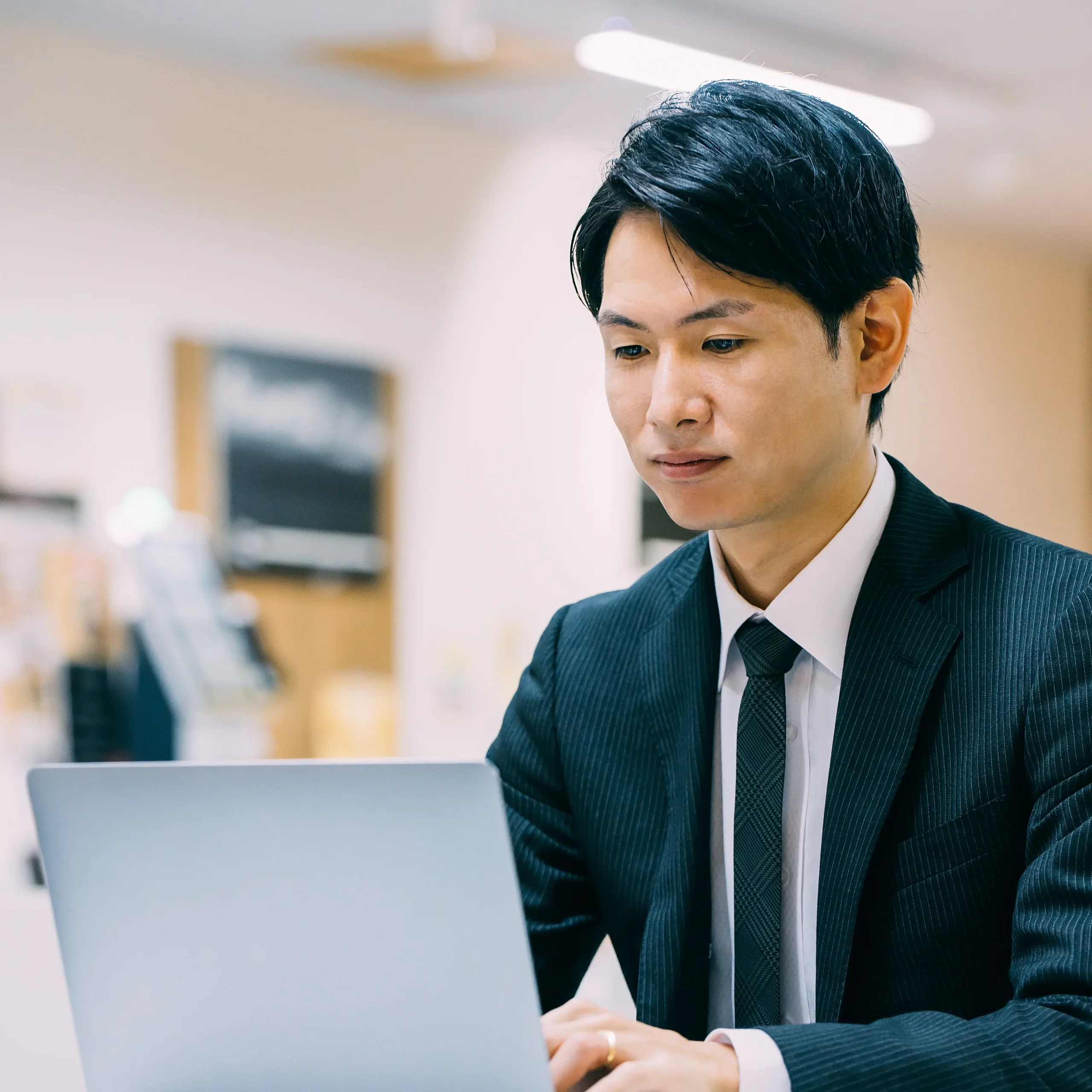 会議前にパソコンを使って学習する男性