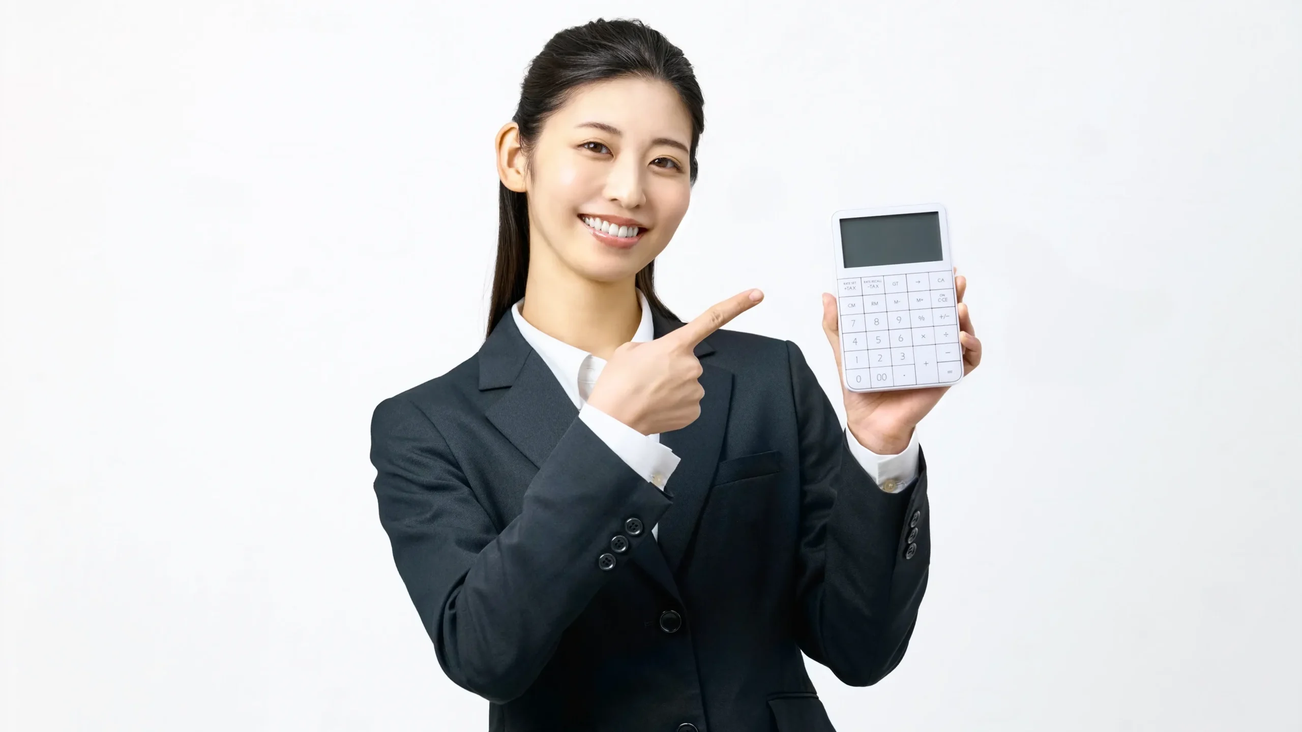 電卓を持って料金を案内する女性