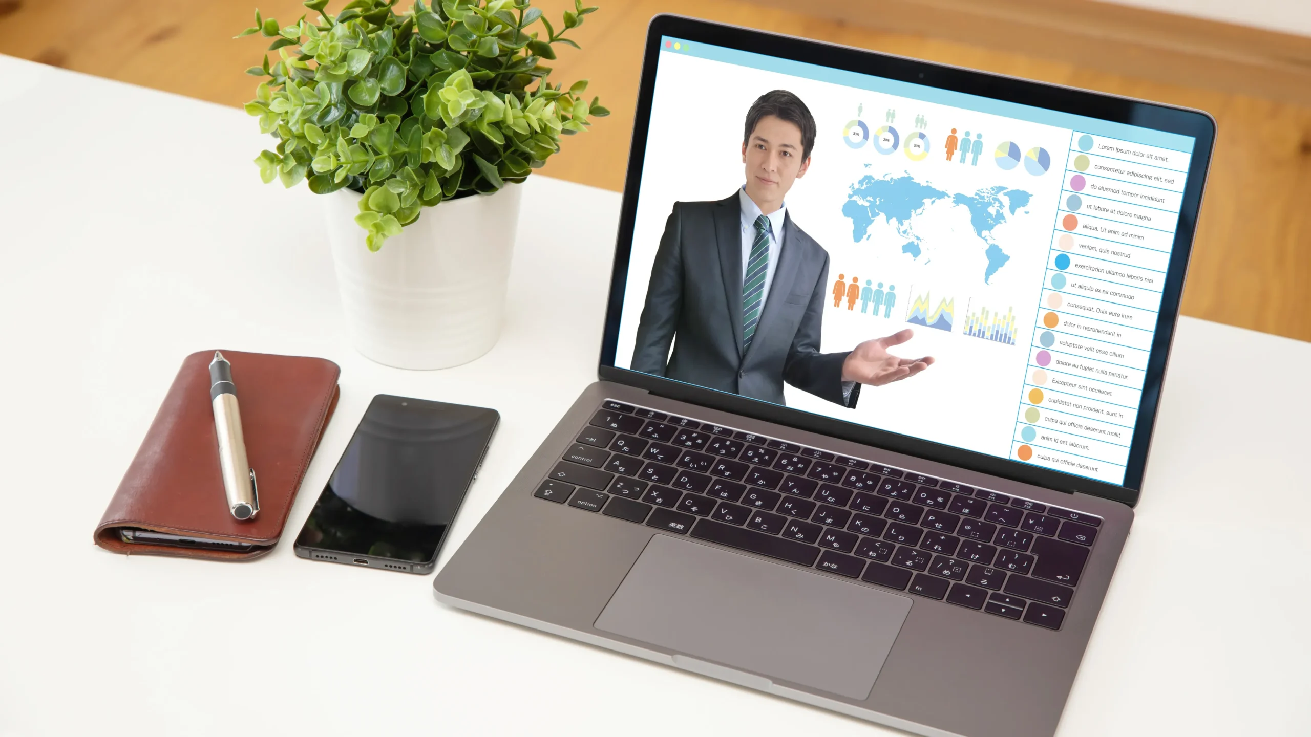 パソコンで動画講座を受講する様子