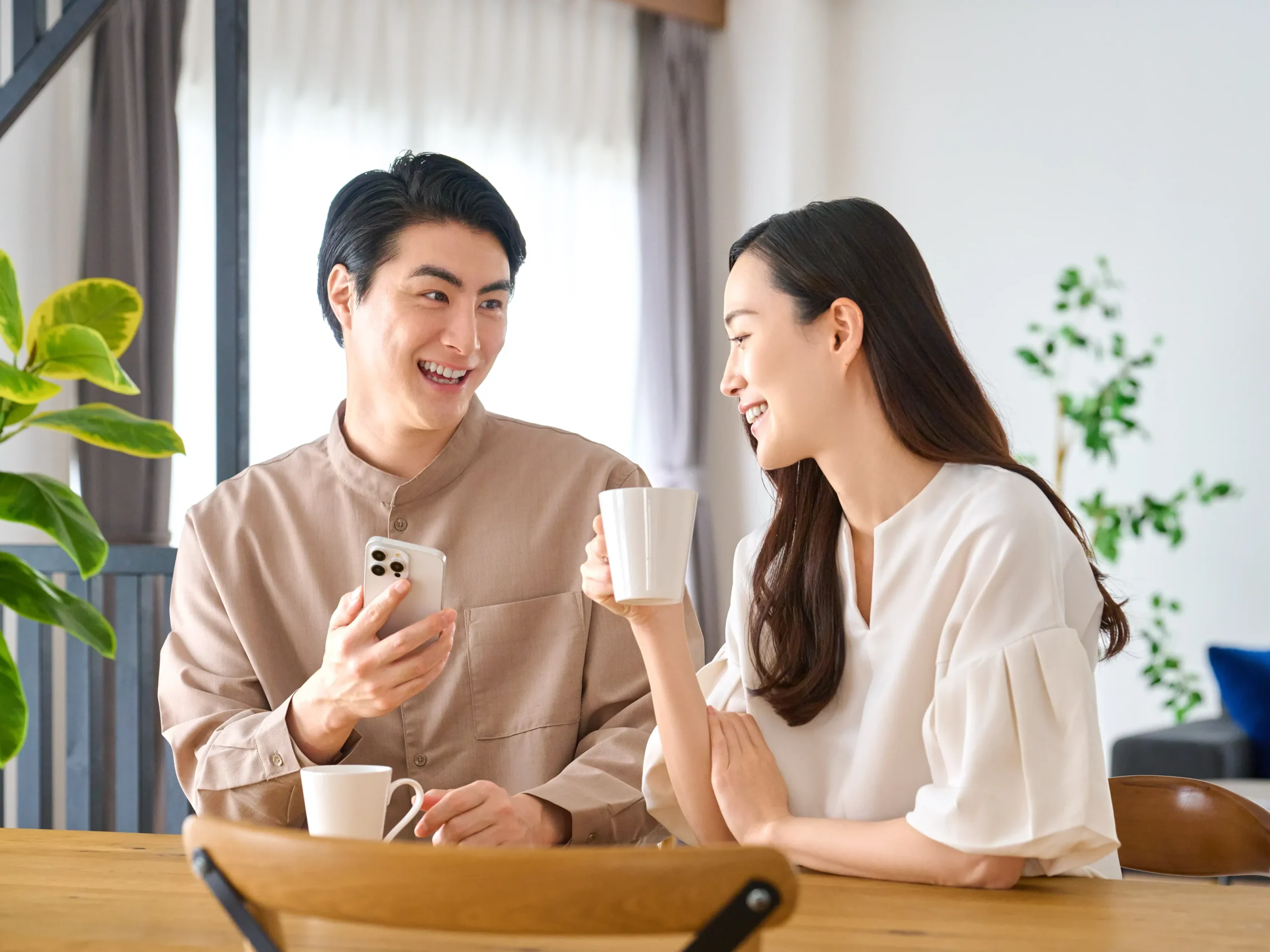スマートフォンを利用する男女