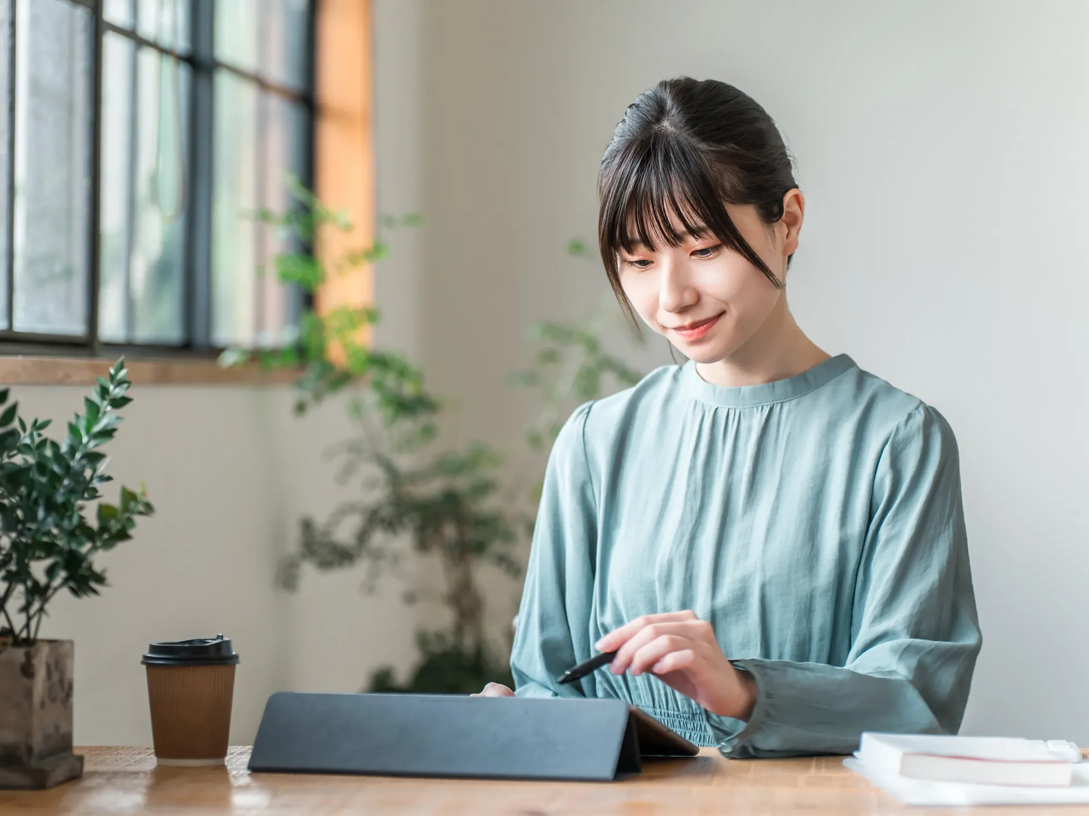 タブレットを操作する女性