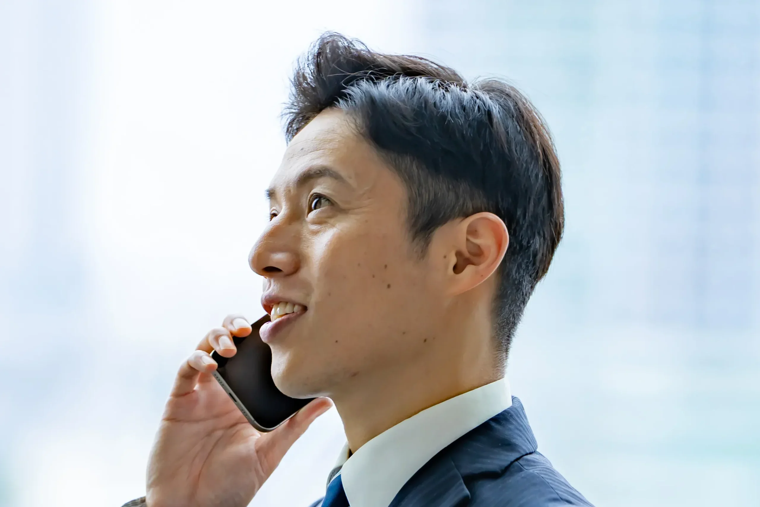 X-mobileを利用して通話する男性のイメージ