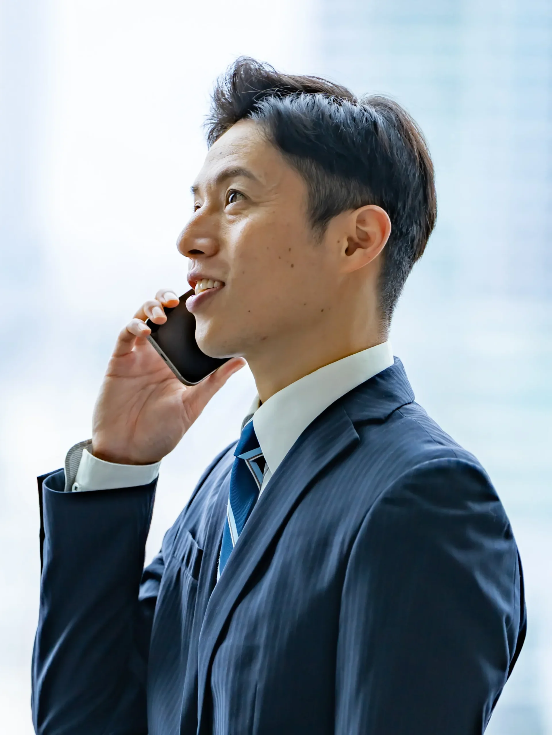 X-mobileを利用して通話する男性のイメージ