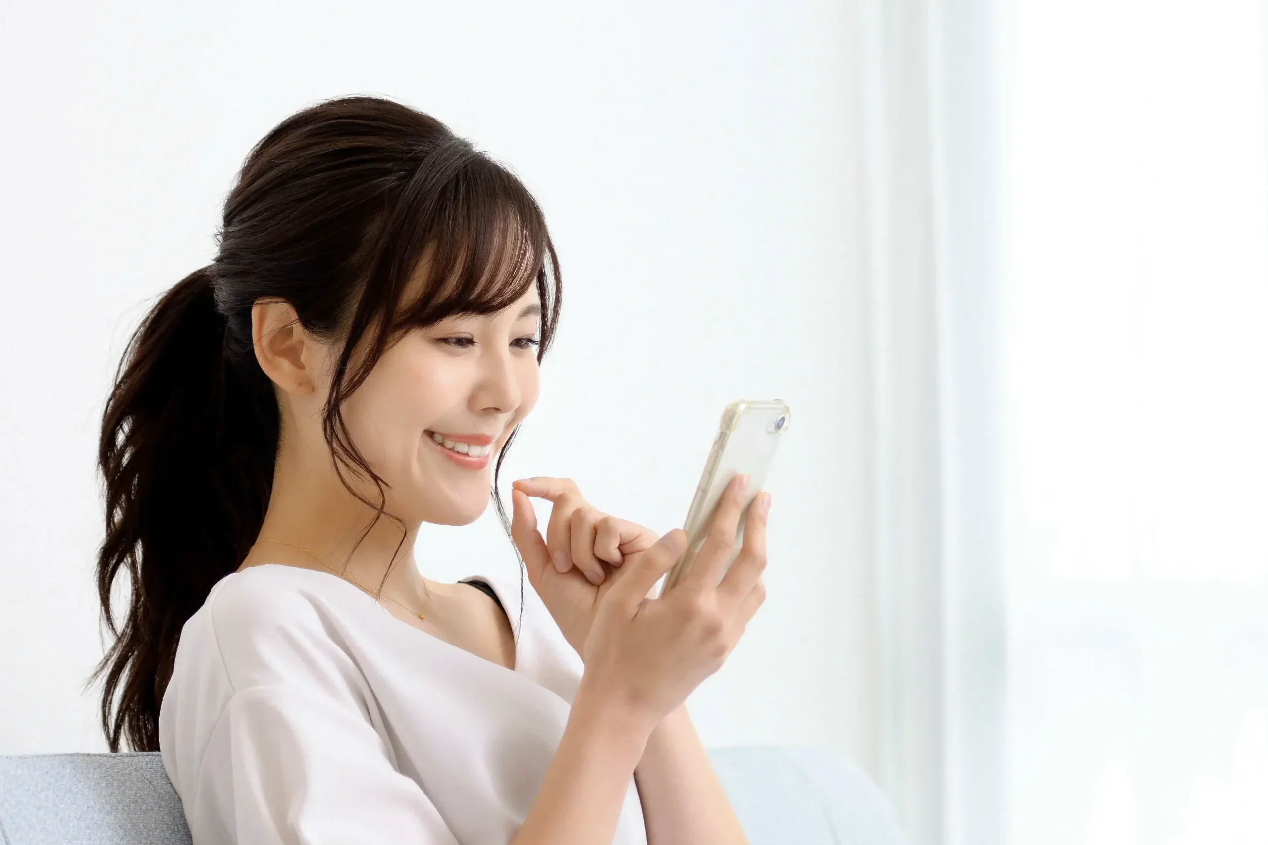 X-mobileのスマートフォンを利用する女性のイメージ