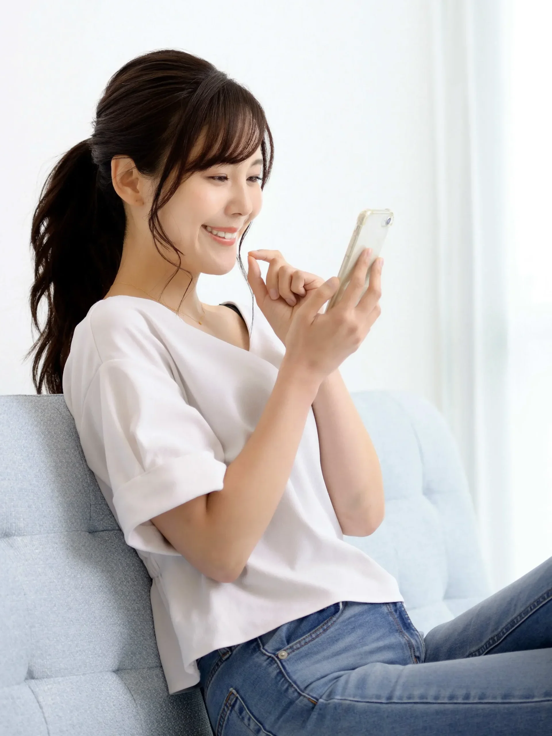 X-mobileのスマートフォンを利用する女性のイメージ