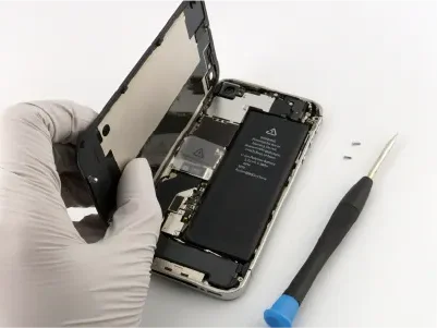 X-mobileでスマートフォンを修理する様子
