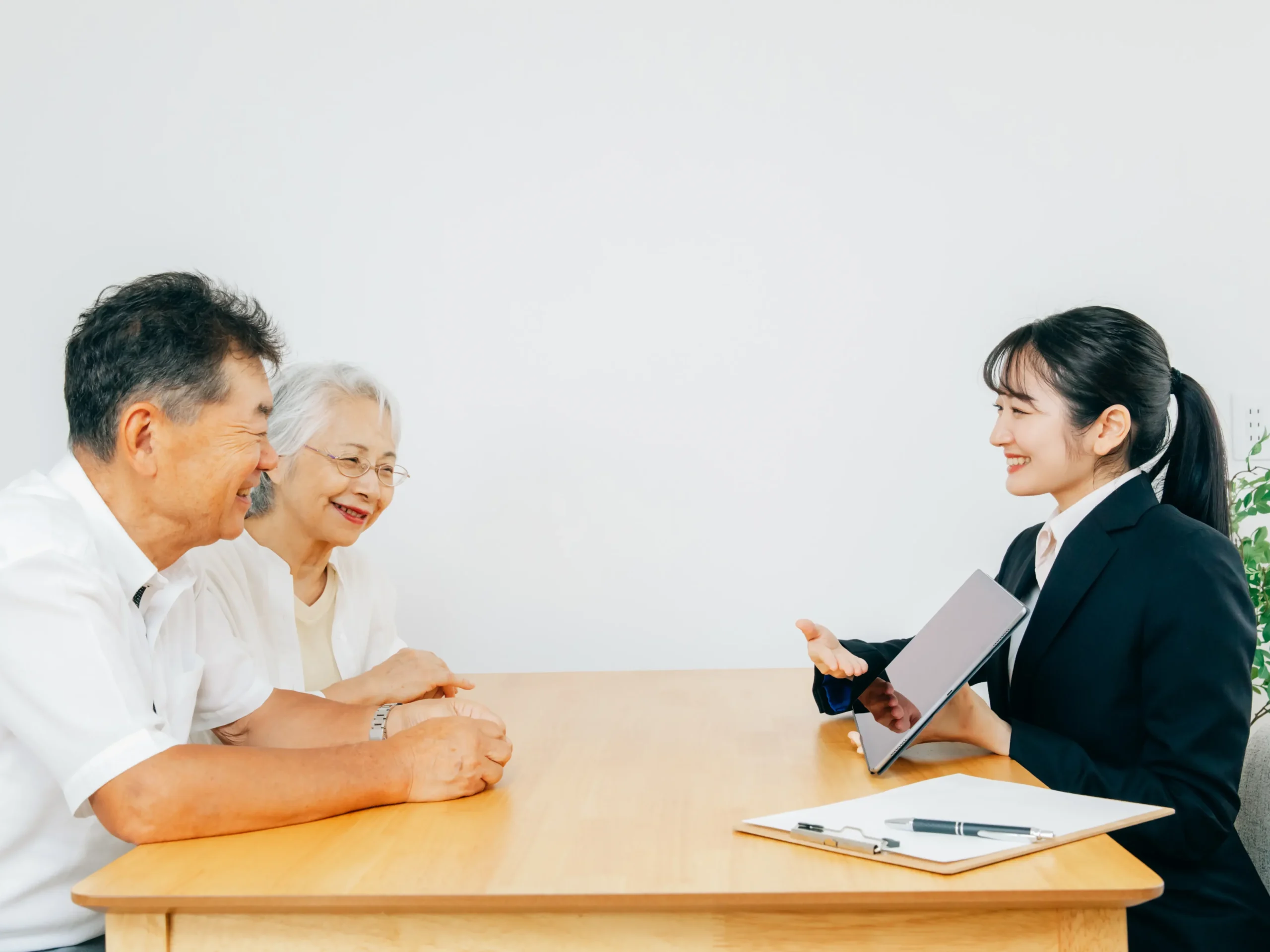 お客様のもとへ訪問して契約手続きを行うスタッフのイメージ